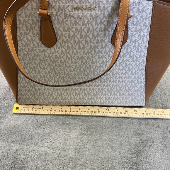 Michael Kors Tote Bag Women Large White Tan MK Monogram Signature  Zip Bag - Picture 10 of 11